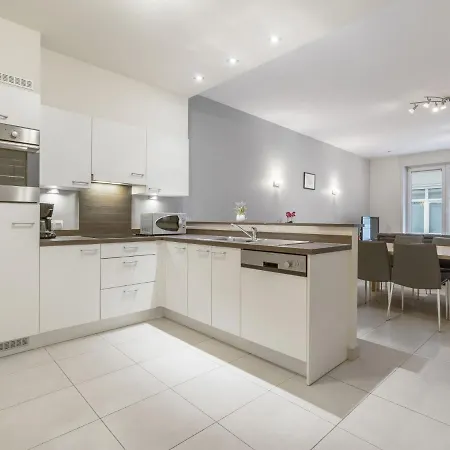 아파트 With Modern Kitchen *